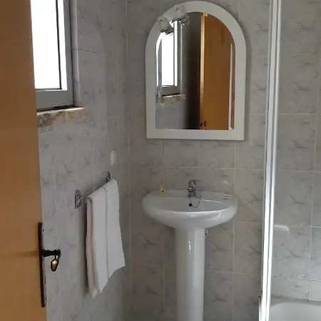 Alojamentos S.jose 게스트하우스 아토우기아다발레이아